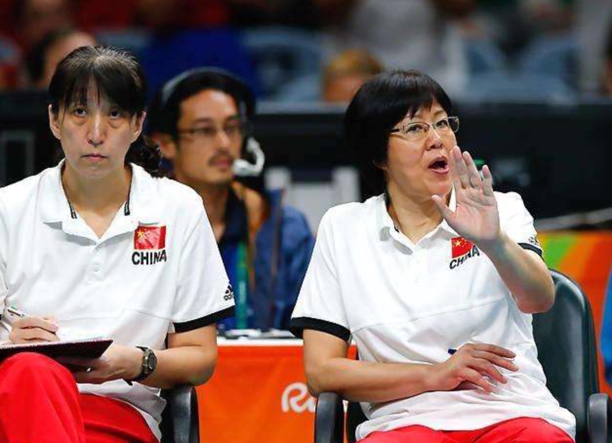 谁会替代郎平成为中国女排主教练,两大女排功勋老将回归助力郎平