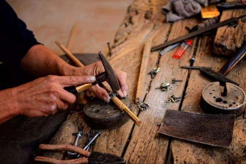 剪刀锋利不钝,剪刀不锋利小妙招易拉罐