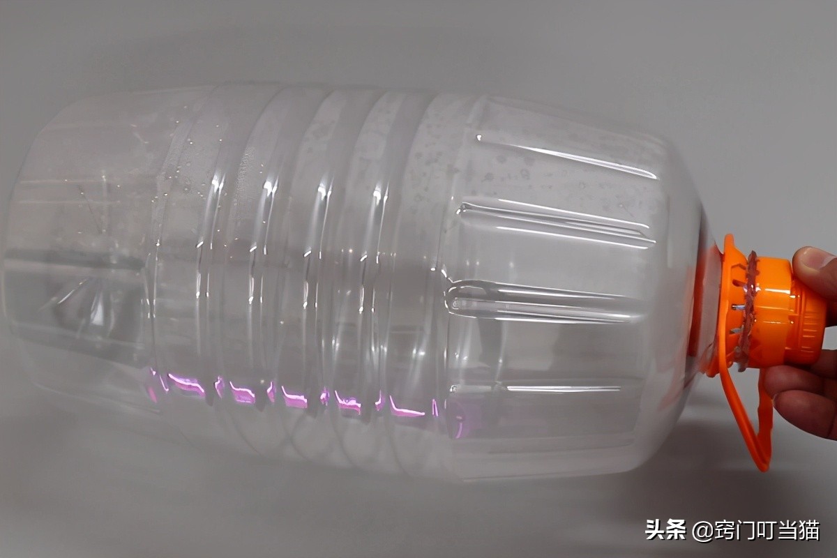 生活小妙招油桶消灭苍蝇,空油桶千万别扔了这样剪一刀