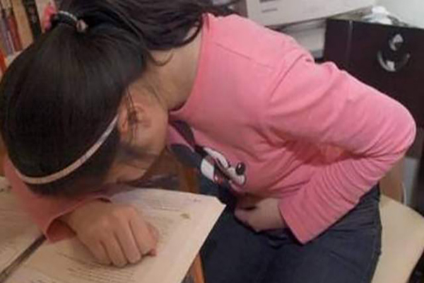 13岁女儿问妈妈，妈，我下面为什么会出血，这位宝妈的回答很赞