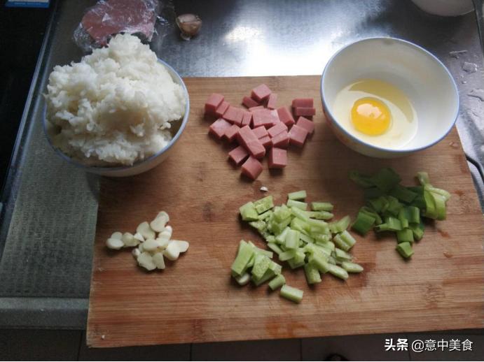蛋炒饭怎么做不黏不油腻,金黄粒粒分明不油腻的蛋炒饭