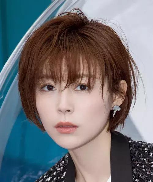 碎发太多怎么扎好看,扎高马尾额头前面碎发太多怎么办