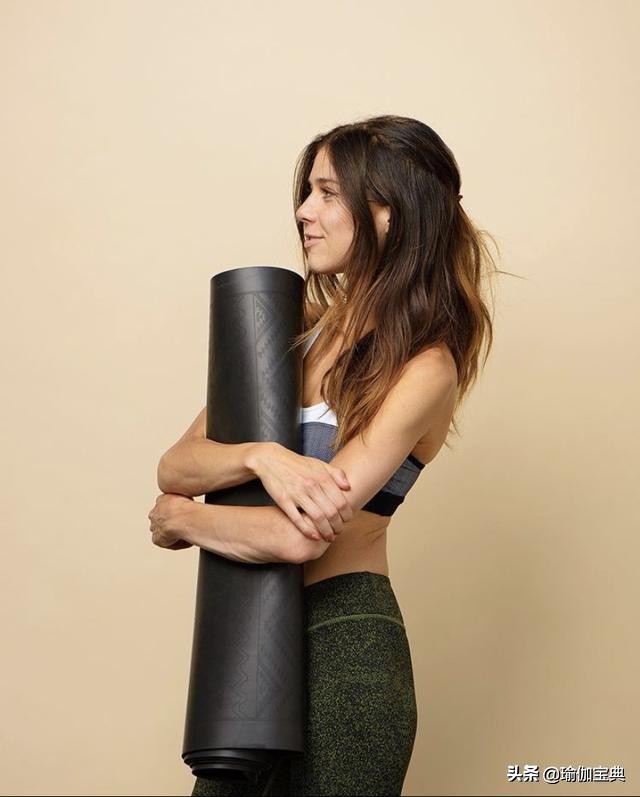 你的瑜伽垫选对了吗据说每个人的角落里都有一张瑜伽垫