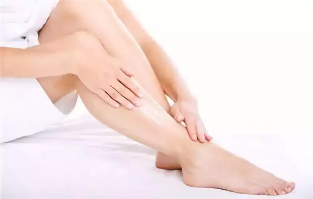 给干枯的身体洒水,给肌肤补充水分让皮肤放松