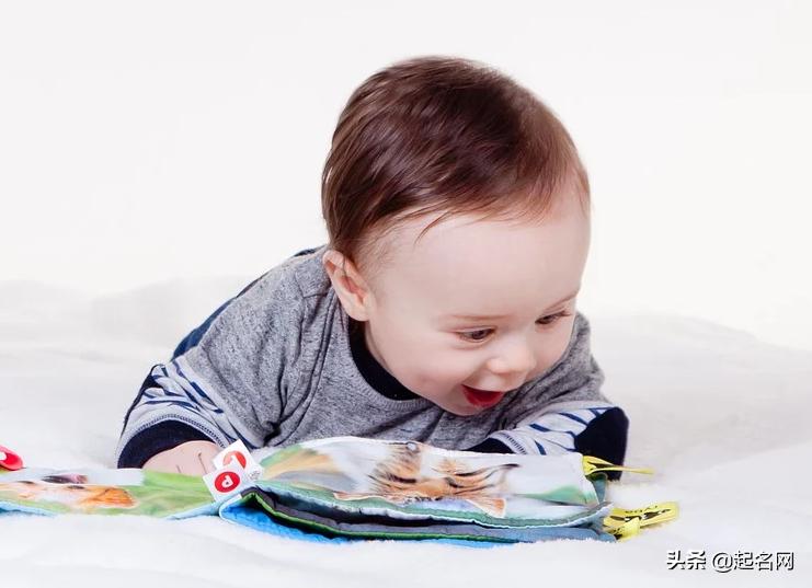 文质彬彬一身才气的男生,文质彬彬才华横溢