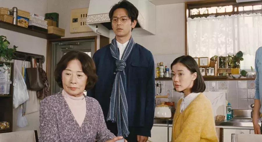 女星与儿子同床15年，12岁才断奶：“连体婴式”育儿，毁掉三代人