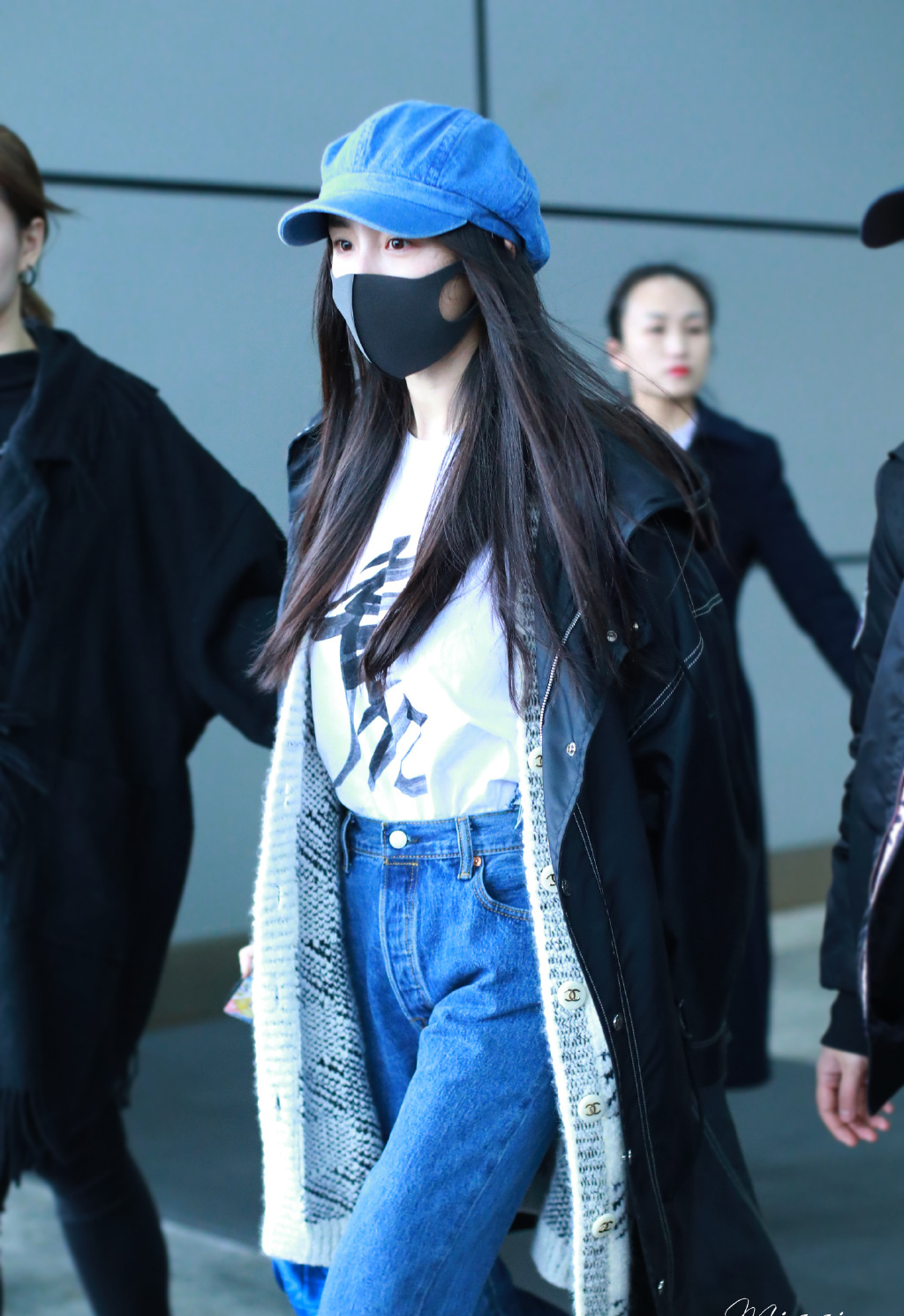 杨幂机场三道杠小白鞋,杨幂全黑look现身机场