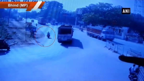 非法挖砂暴利，记者调查被烧死，全球700亿美元的沙子交易秘密