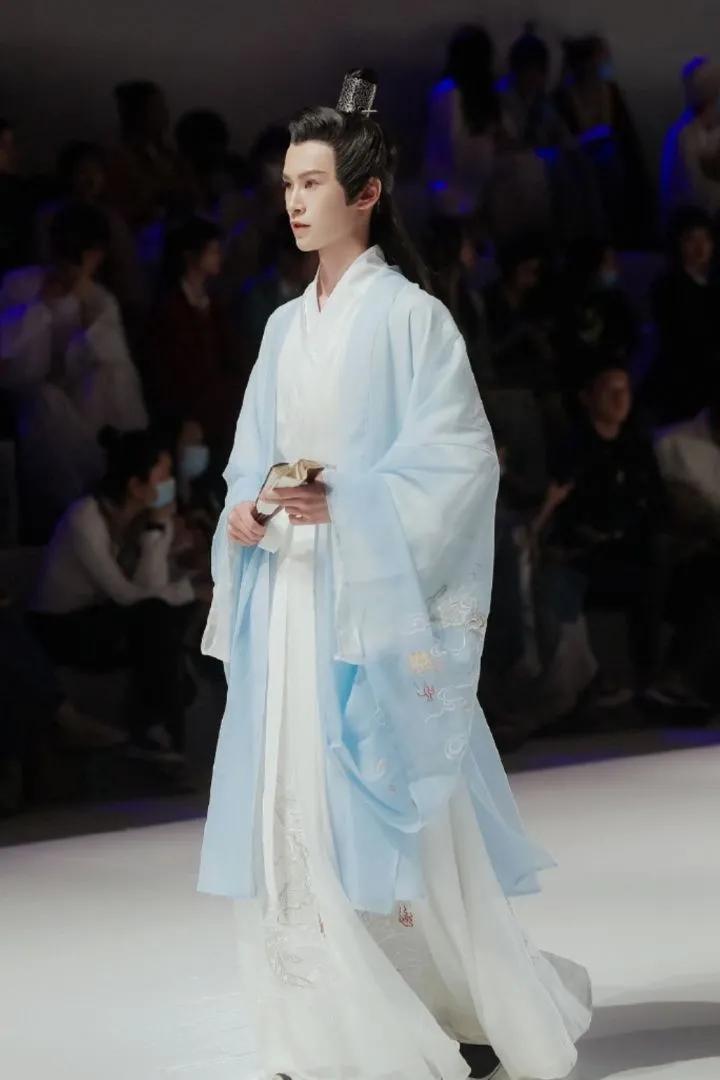 古驰推出售价1.49万元人民币一条的男士连衣裙，你得看看