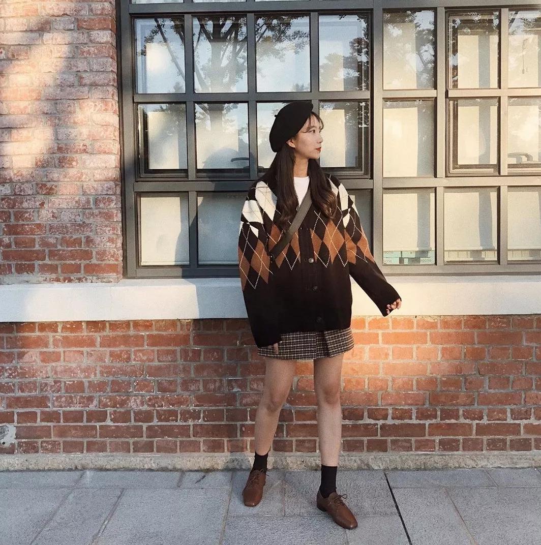 奶奶衫配半裙时髦保暖又有气质,2020早春穿奶奶衫超美