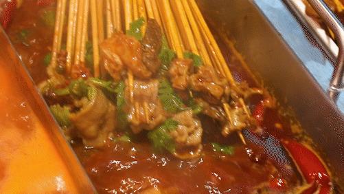 只此一家的牛腩串串火锅C位出道，19块9请你放肆开涮