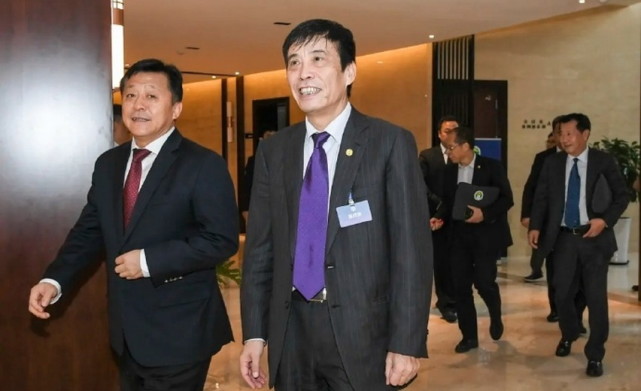 国足输掉了比赛场外被人骂,国足比赛遭观众大骂