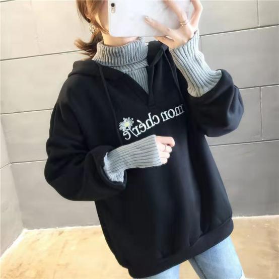 金晨现身机场，穿一身黑就脖子配荧光，背袖珍包斜跨超可爱