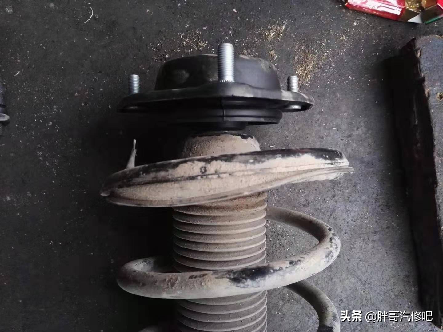 和悦RS检查时减震器意外脱落，吓的胖哥哆嗦一下