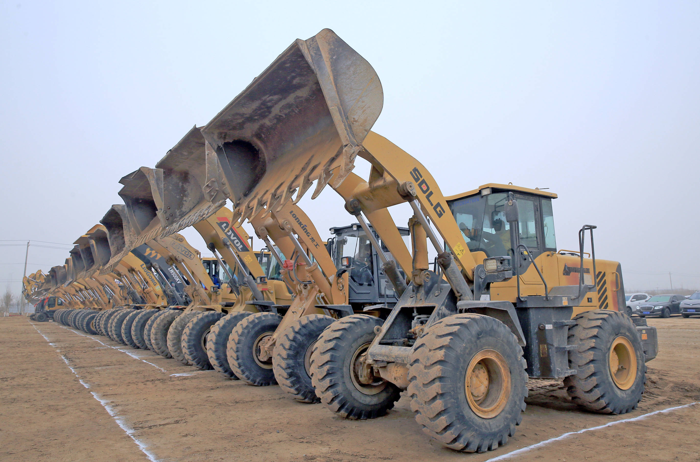 以“干在实处走在前列”的奋斗精神开好局起好步—吴忠市吹响加快重大项目建设扩大有效精准投资“冲锋号”