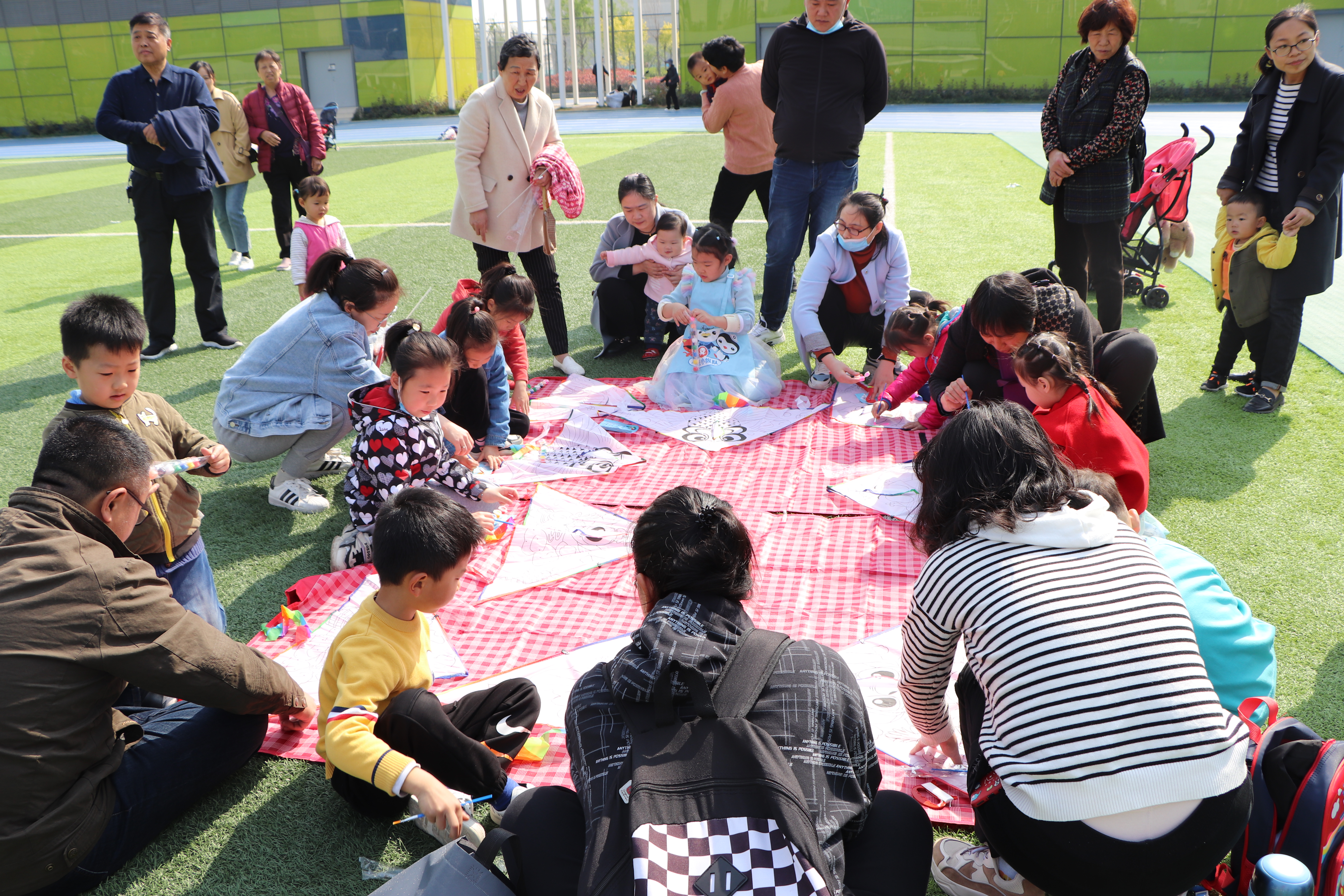绘风筝亲子活动展架,春天户外亲子活动彩绘风筝