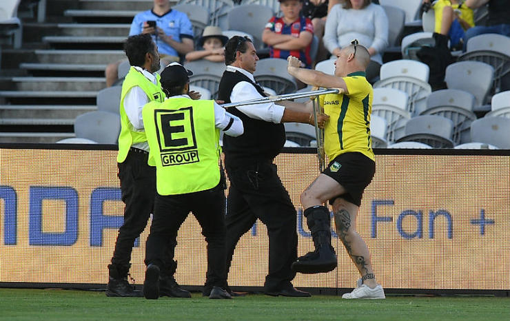 球场入侵事件,球员袭击女裁判