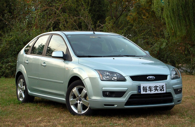 福克斯两厢2.0自动豪华运动,运动款福克斯与普通版的区别