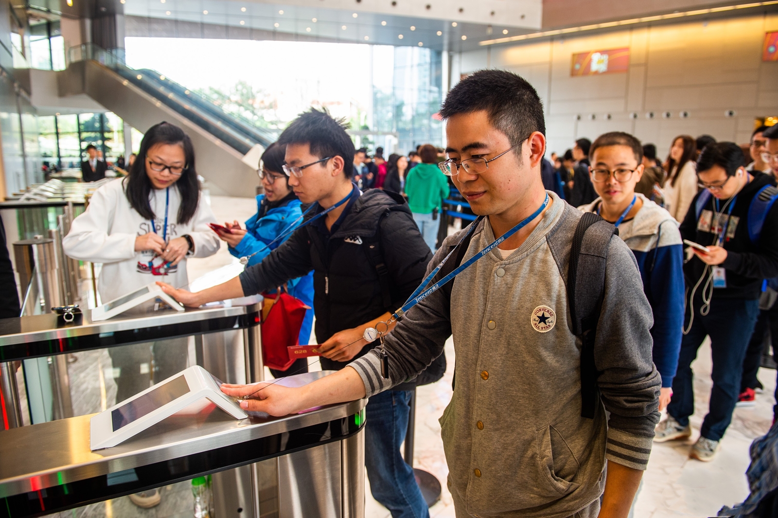 读书没用?腾讯招人年薪40万起步,国内企业招聘陷入“内卷”