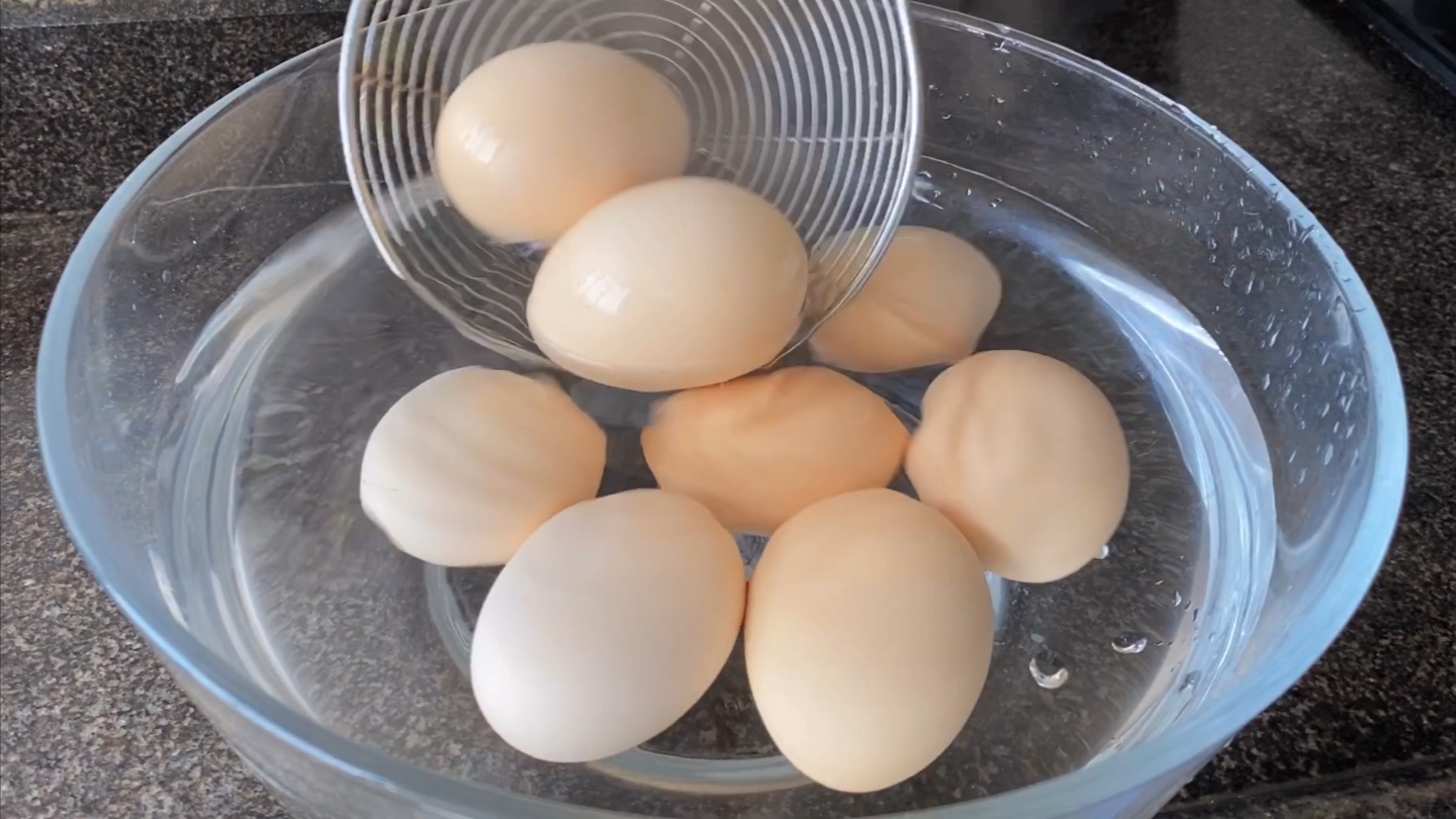 煮鸡蛋时，别直接下锅煮，老保姆教我一招，鸡蛋不会裂，特好剥皮
