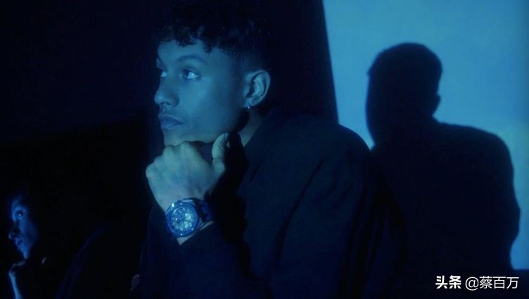 男士斗富耍帅靠手腕，波兰前锋爱表疫情照升价，一年涨价3万