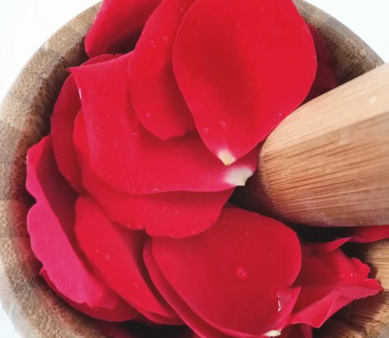 自己用花朵制作的口红既好看又好用，身边的朋友都羡慕了。