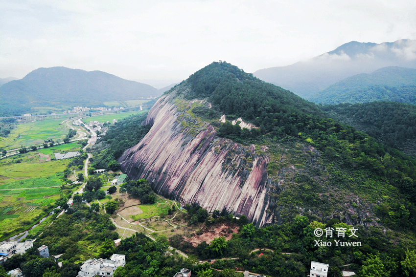 广东肇庆有块大斑石，有80个足球场大小，被誉为天下第一石