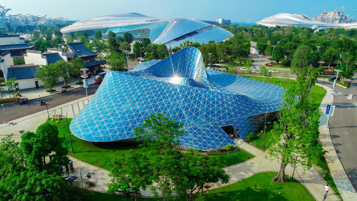 那个亲手绘制海花岛的男人献上了他对祖国的贺礼