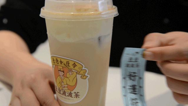 上线首周瑞幸椰皇拿铁销量,瑞幸厚乳拿铁和生椰拿铁哪个好喝