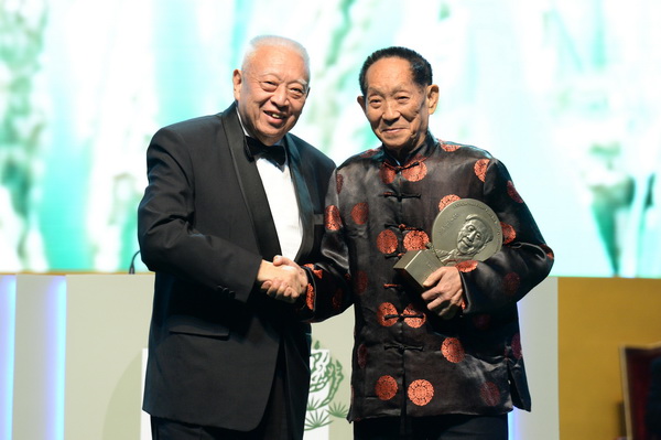 深居大漠57年，81岁老人获奖2000万，她做了什么？