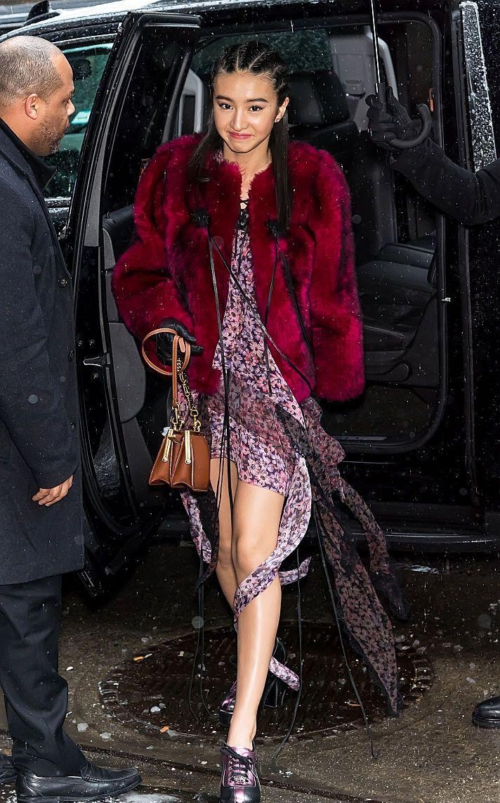 工藤静香的女儿模仿爸爸妈妈拍照,50岁工藤静香和两女儿首同框