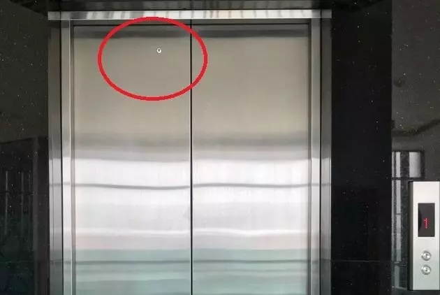 电梯门上的小洞是干嘛用的,电梯门上的小洞是什么