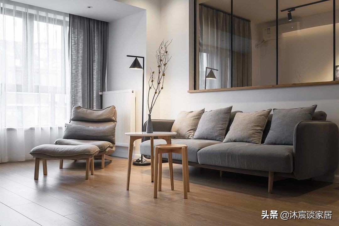 她在沙发后面“掏洞”造窗，完工后发现太明智了，全屋温暖又自然