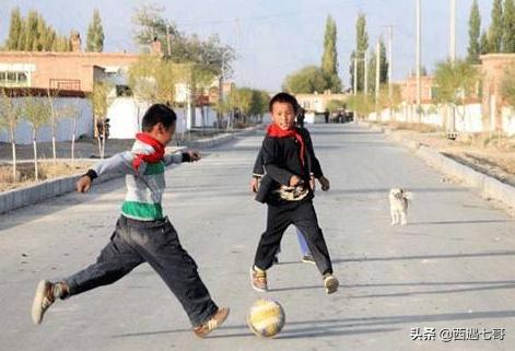 旅行*疆新**，那些奔跑的足球少年，刺痛了早已麻木的心