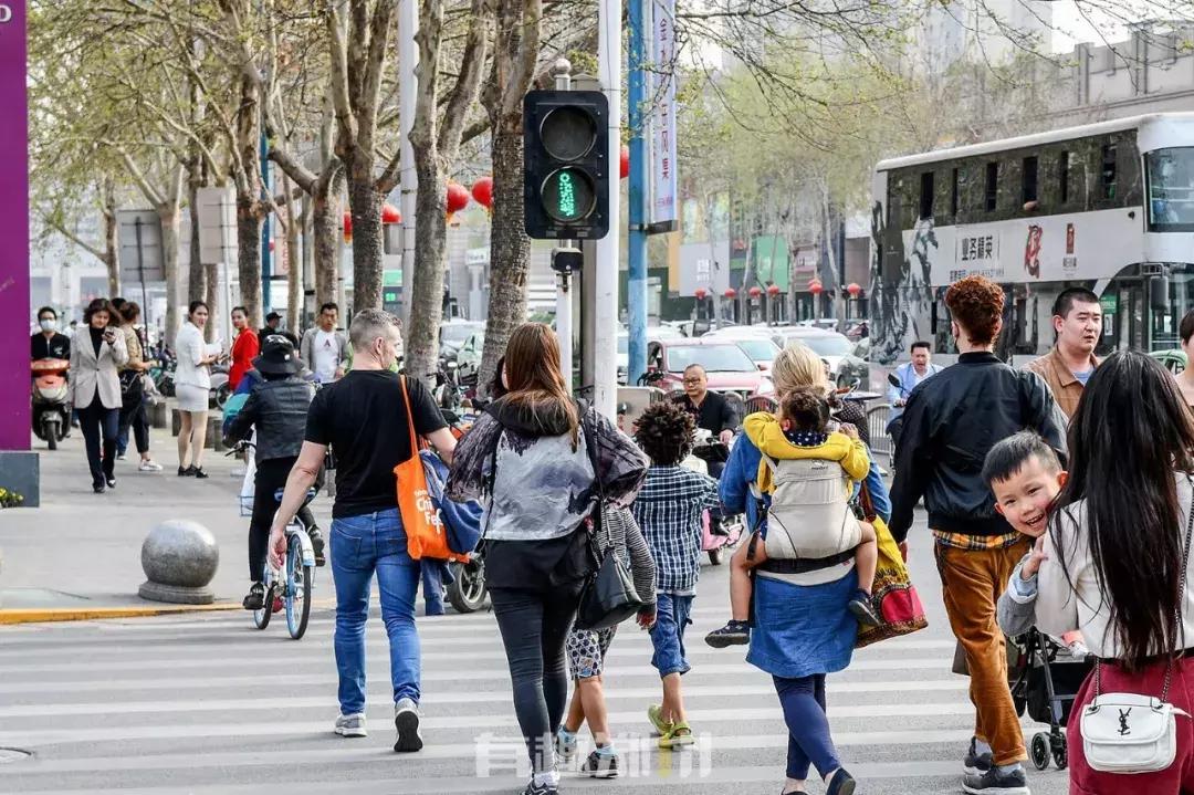 在纬一路和农科路酒吧街，嗨一场成年人的游戏