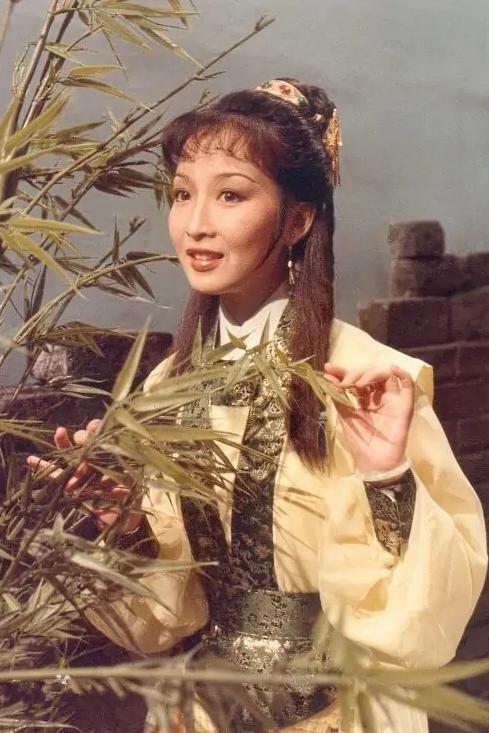 黄杏秀：曾是TVB第一侠女，下嫁陈百祥后，过得怎么样？