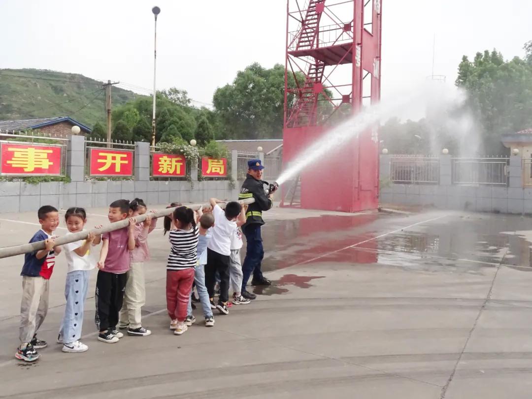 和消防员一起过六一儿童节,六一消防童行