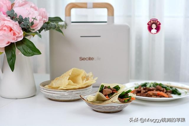 1块面擀一擀，空心烙饼鼓囊囊，夹上烤肉真叫香，国庆假期就吃它