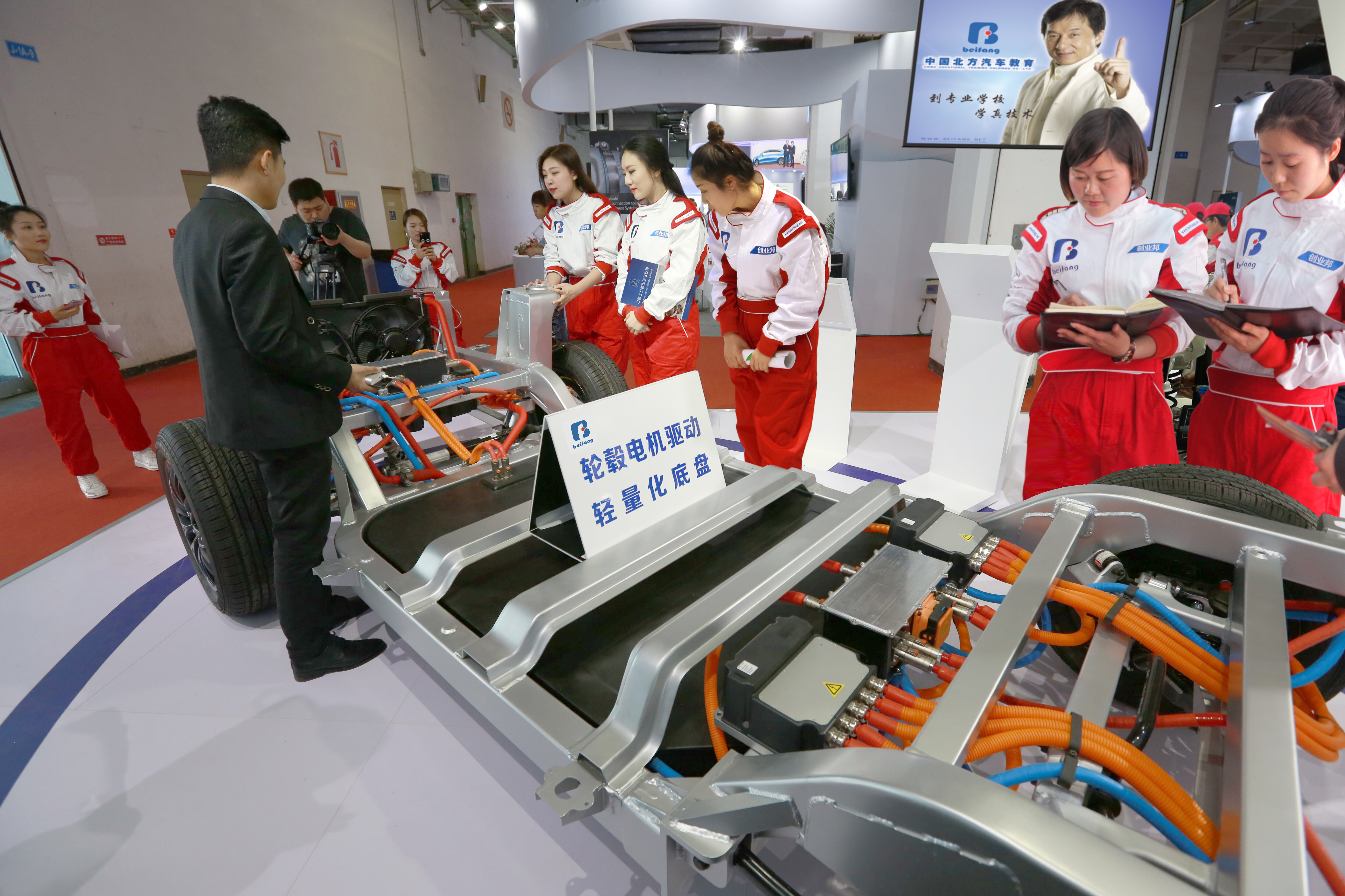 男生学汽修和烹饪哪个有前途,男孩学汽修有前途吗