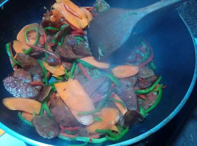 辣椒炒烟熏肠的炒法,青椒炒熏肥肠家常做法