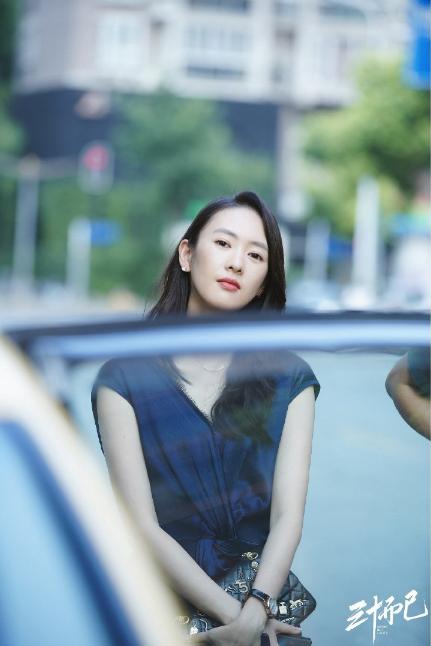 顾佳穿搭裙装合集,顾佳穿搭黑短裙白衬衫