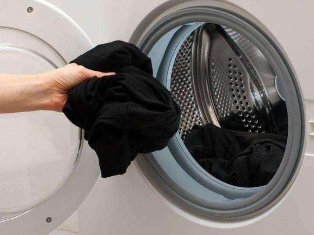 衣服太脏必须洗完再丢洗衣机,洗衣机里放塑料瓶要不要装水
