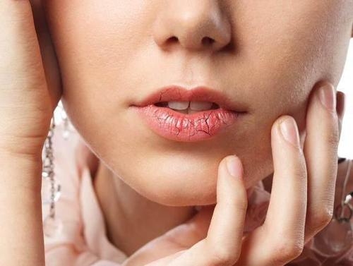 干燥的秋季如何拯救干裂的嘟嘟唇,精致女人保养的方法