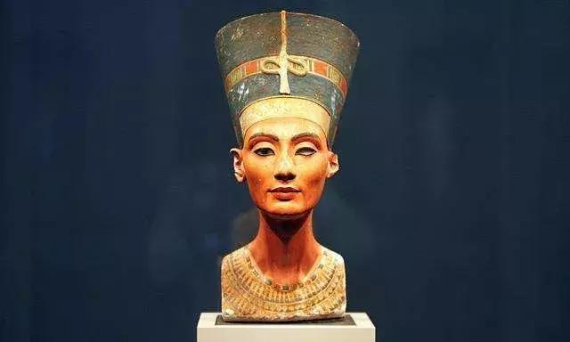 女生为什么要涂那么多东西,唇色深的女生涂口红