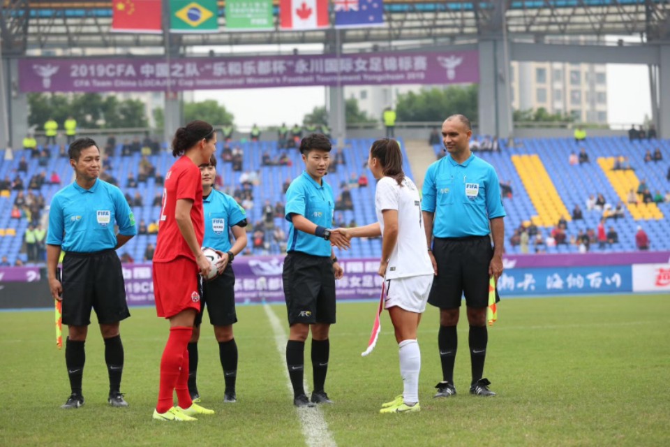 韩国女明星给中国粉丝惊喜,韩国女裁判惊艳全场