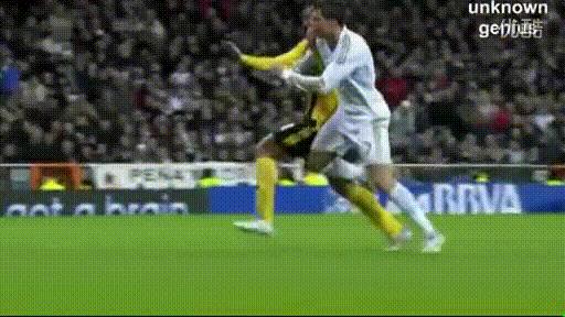 球王假装老人踢足球,内马尔假摔和c罗假摔哪个多