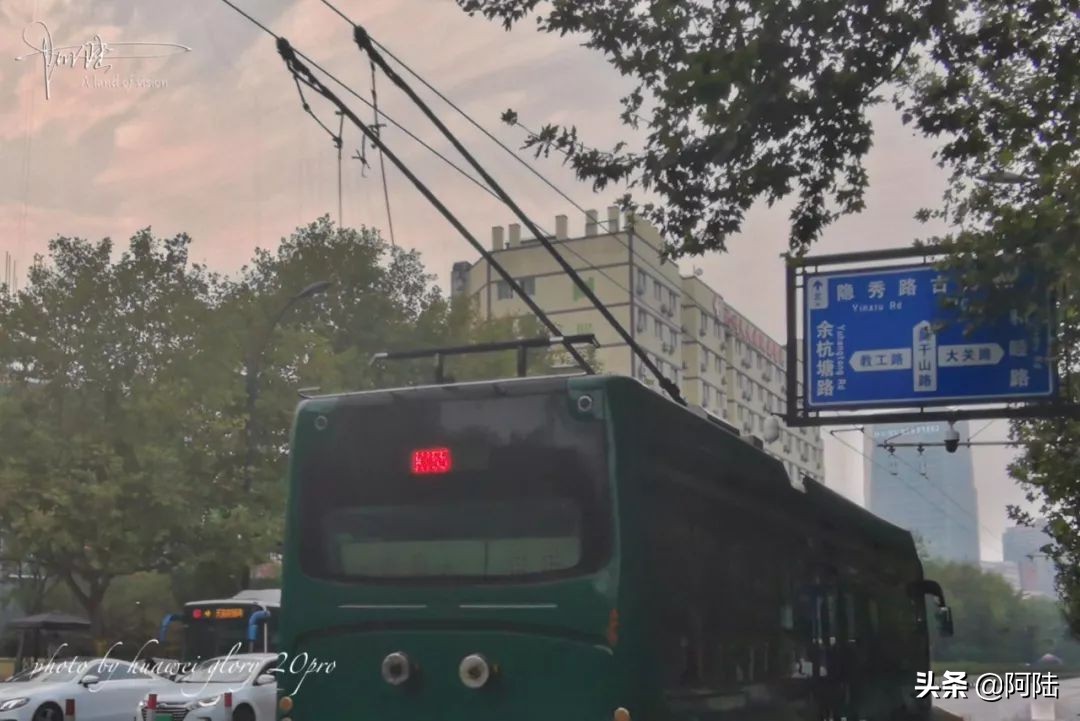杭州还有带辫子的电车吗,杭州街上电线