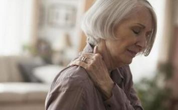 肩膀疼痛怎么正骨才有效,肩峰凸起疼痛还能锻炼吗