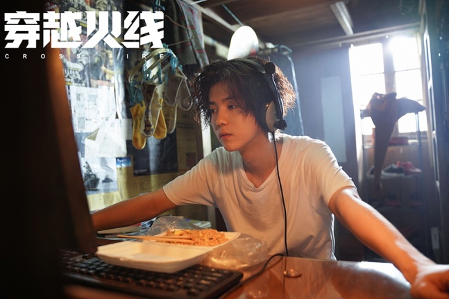 穿越火线鹿晗热血视频,与cf队长鹿晗吴磊重温热血青春