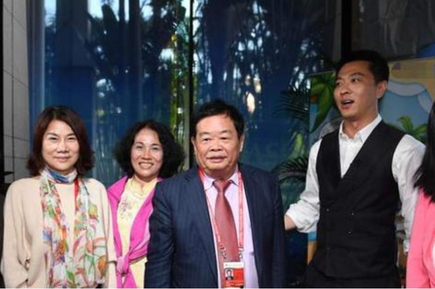 曹德旺被董明珠嘲讽没装格力空调,曹德旺说董明珠不容易